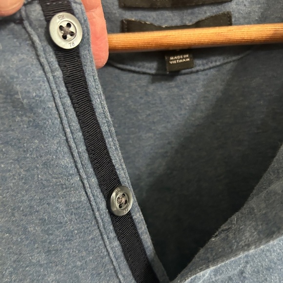 Great condition pre-worn Banana Republic Slate Polo Shirt size L. Luxury touch. - Picture 3 of 11